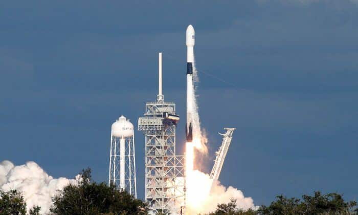 Ракета Falcon 9 на SpaceX изстрелва катарски комуникационен сателит от историческата стартова площадка 39А в Космическия център "Кенеди" в Кейп Канаверал, Флорида, на 15 ноември 2018 г. (снимка: Джо Скипър/"Ройтерс")