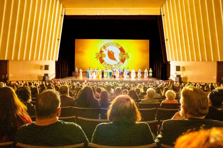 Завеса на "Шен Юн" в театър "Уилям Сароян" във Фресно, 31 октомври 2021 г. (Гари Ду/The Epoch Times)