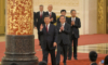 Китайският лидер Си Дзинпин (отпред) заедно с членовете на новия Постоянен комитет на Политбюро на Китайската комунистическа партия - висшия орган за вземане на решения в страната - се среща с медиите в Голямата зала на народа в Пекин на 23 октомври 2022 г. (снимка: Уан Джао/AFP чрез Getty Images)