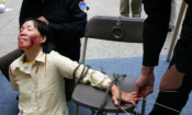 Драматизация на един от методите за изтезание, които ККП използва,за да принуди практикуващите Фалун Гонг да се отрекат от вярата си. (С любезното съдействие на Minghui.org)