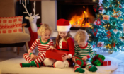 Подаръкът за Коледа може да е семпъл, без да е лишен от магията на сезона (FamVeld/Shutterstock)
