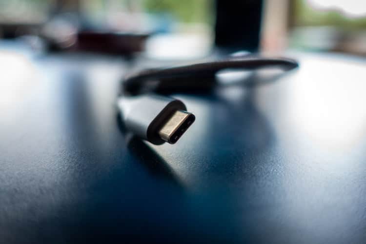 Кабел за зареждане с единния стандарт USB тип-C (Flickr.com)