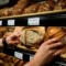Германски пекар поставя хляб на витрина в пекарна в Берлин на 28 декември 2022 г. (John Macdougall/AFP via Getty Images)
