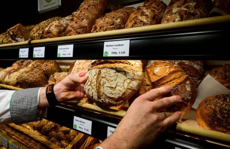 Германски пекар поставя хляб на витрина в пекарна в Берлин на 28 декември 2022 г. (John Macdougall/AFP via Getty Images)