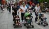 Майки с детски колички по бизнес улица в Пекин, 13 юли 2021 г. (Wang Zhao/AFP via Getty Images)