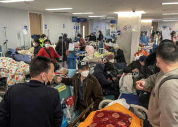 Пациенти на носилки се виждат в болница "Тонгрен" в Шанхай на 3 януари 2023 г. (снимка: Хектор Ретамал/AFP чрез Getty Images)