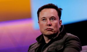 Главният изпълнителен директор на Tesla Илон Мъск говори по време на гейминг конвенция в Лос Анджелис, Калифорния, на 13 юни 2019 г. (Майк Блейк/Ройтерс)