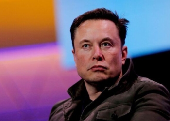 Главният изпълнителен директор на Tesla Илон Мъск говори по време на гейминг конвенция в Лос Анджелис, Калифорния, на 13 юни 2019 г. (Майк Блейк/Ройтерс)