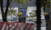 Погребални работници товарят тела във фургони за кремация в оживено местно погребално бюро в Шанхай на 13 януари 2023 г. (Kevin Frayer/Getty Images)