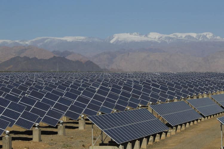 Слънчева електроцентрала в Хами, северозападен китайски регион Синдзян, на 8 май 2013 г. (STR/AFP via Getty Images)