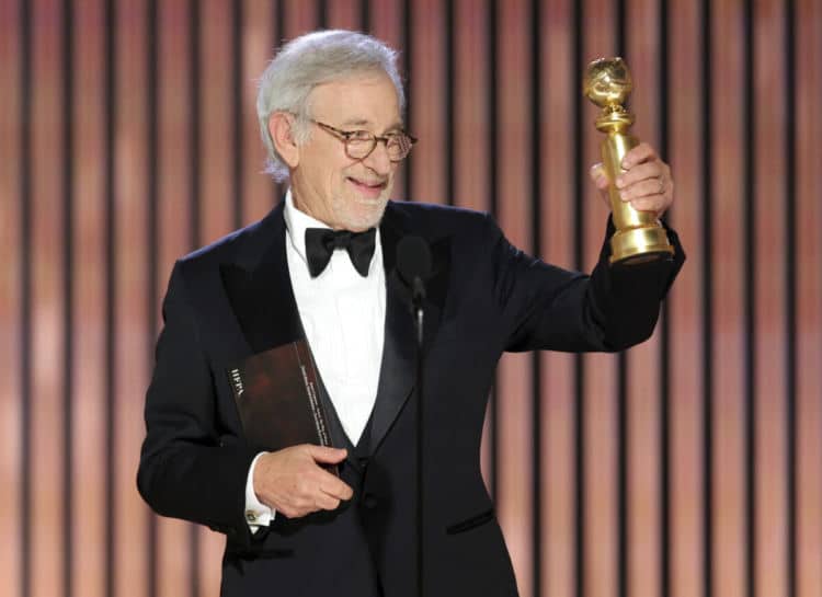 Стивън Спилбърг приема наградата за най-добър режисьор за "Семейство Фейбълман" по време на 80-ите годишни награди "Златен глобус" в Бевърли Хилс, Калифорния, на 10 януари 2023 г. (Rich Polk/NBC via AP)