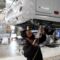 Работник сглобява автомобил в завода на Knaus-Tabbert AG Германия(Андреас Геберт/Reuters)