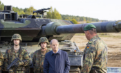 Германският канцлер Олаф Шолц и войници от Бундесвер до танк Leopard 2 (Moritz Frankenberg/AP)