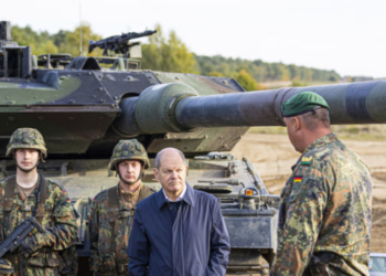 Германският канцлер Олаф Шолц и войници от Бундесвер до танк Leopard 2 (Moritz Frankenberg/AP)