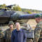 Германският канцлер Олаф Шолц и войници от Бундесвер до танк Leopard 2 (Moritz Frankenberg/AP)