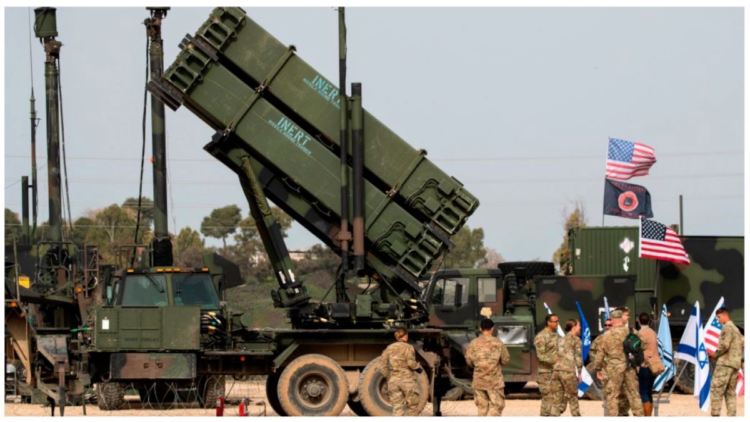 Американски военни стоят пред система за противоракетна отбрана Patriot