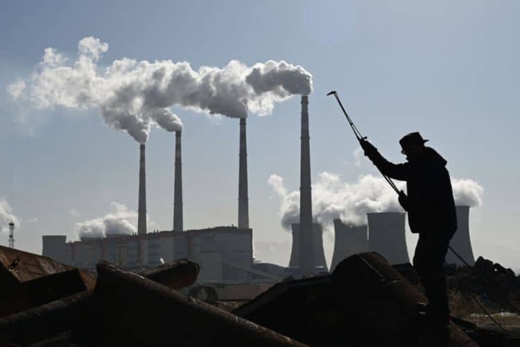 Работник реже тръби близо до въглищна електроцентрала в провинция Хъбей (Грег Бейкър/Getty Images)