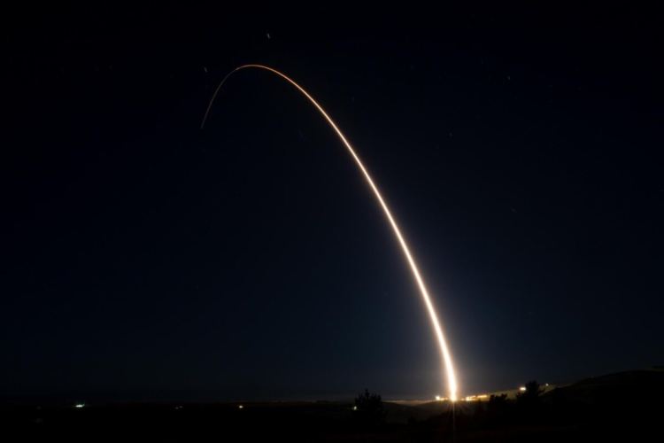 Военновъздушните сили на САЩ изстрелват невъоръжена междуконтинентална балистична ракета Minuteman III, оборудвана с тестова ракета за връщане в атмосферата, от космическата база Ванденберг, Калифорния, на 9 февруари 2023 г. (Ландън Гънсалс/ВВС на САЩ)