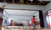 Момче гледа повредената си класна стая след земетресение в Индонезия, 15 януари 2022 г. (Oktomauliyadi/Getty Images)