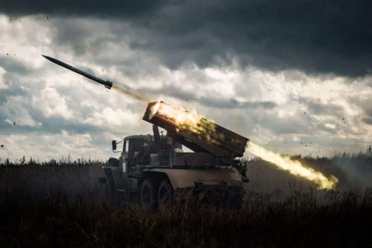 Ракетна установка БМ-21 "Град" обстрелва руски позиции
