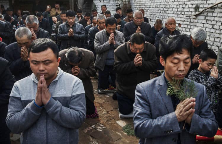 Китайски католици се молят по време на Великденската страстна седмица в "подземна" или "неофициална" църква близо до Шидзяджуан, Китай (Kevin Frayer/Getty Images)