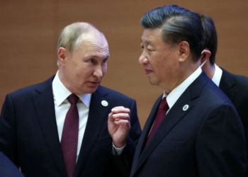 Руският президент Владимир Путин разговаря с китайския президент Си Дзинпин (Сергей Бобилов/Getty Images)