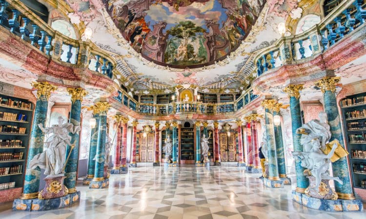 Прецизно изработената двуетажна зала в стил рококо в абатство от XI век е толкова богато украсена, че се смята за една от най-красивите библиотеки в света.(Isogood_patrick/Shutterstock)