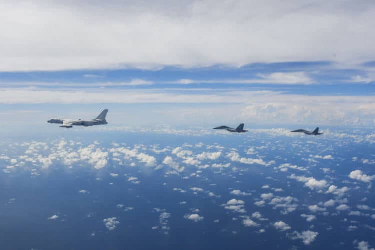 Самолети на Китайската народноосвободителна армия (НОАК) провеждат съвместни учения за бойна подготовка около Тайван на 7 август 2022 г. (Li Bingyu/Xinhua via AP)