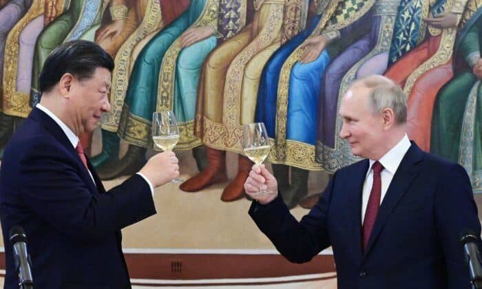 Китайският лидер Си Дзинпин и руският президент Владимир Путин вдигат тост по време на вечерята си в Кремъл в Москва на 21 март 2023 г. (Pavel Byrkin, Sputnik, Kremlin Pool Photo via AP)