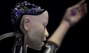 Робот с изкуствен интелект, озаглавен "Alter 3: Offloaded Agency", по време на фотосесия за популяризиране на изложбата "AI: More than Human" в центъра Barbican в Лондон на 15 май 2019 г. (Ben Stansall/AFP via Getty Images)