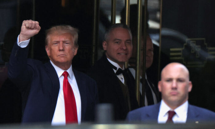 Доналд Тръмп тръгва от Тръмп Тауър в деня на планираното явяване в съда на 4 април 2023 г. (Ройтерс/Карлос Бария)