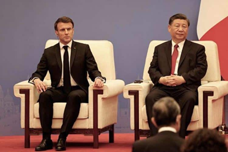 Френският президент Еманюел Макрон (вляво) и китайският лидер Си Дзинпин участват в заседание на френско-китайския бизнес съвет в Пекин на 6 април 2023 г. (Снимка: Ludovic Marin/Pool/AFP via Getty Images)
