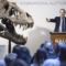 Сирил Колер, главен изпълнителен директор на аукционна къща Koller, стои до главата на скелета на Тиранозавър Рекс на име Тринити по време на търг в Цюрих, Швейцария, на 18 април 2023 г. (Michael Buholzer/Keystone via AP)