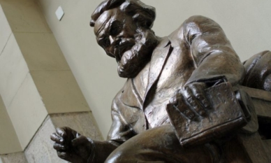 Лъжливите обвинения - характерен похват на левицата 1 Статуя на Карл Маркс