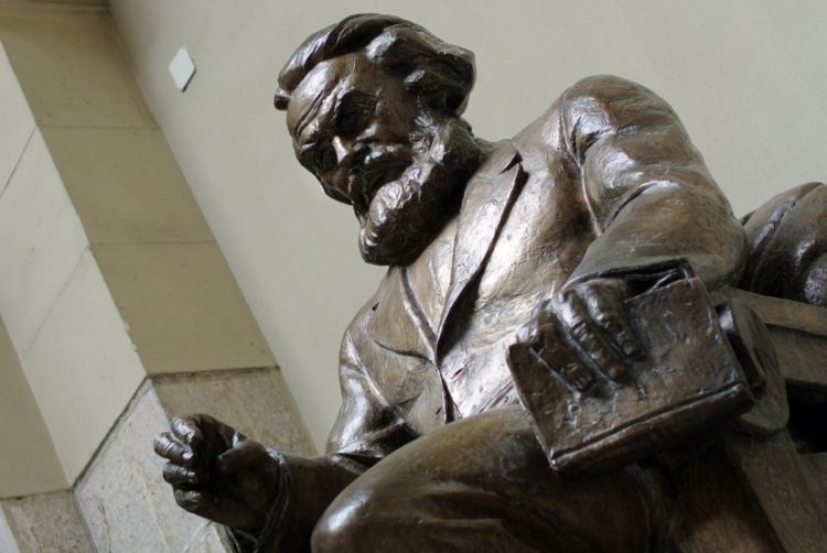 Лъжливите обвинения - характерен похват на левицата 1 Статуя на Карл Маркс