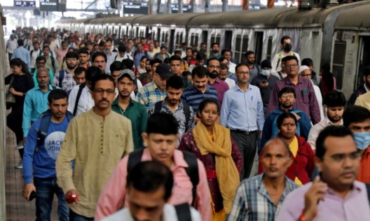 Пътници вървят по перона на жп гара