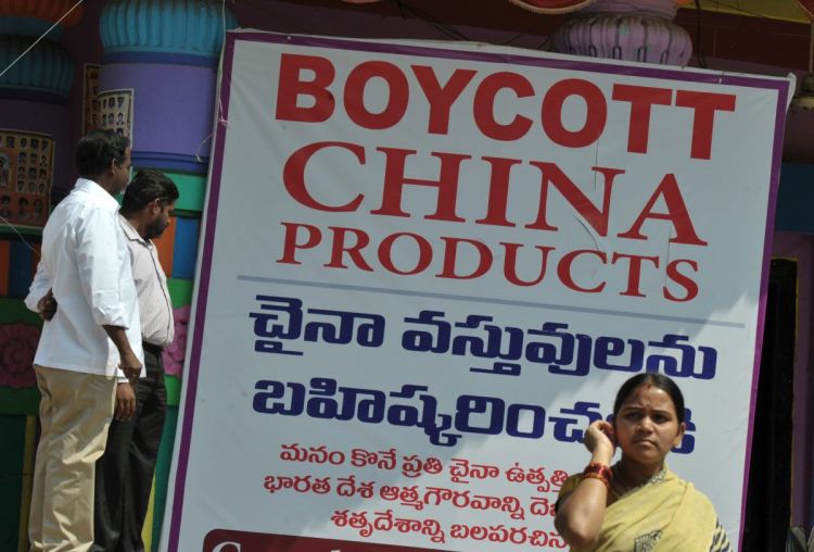 plakat s nadpis bojkotiraj kitajskite produkti v hajderabad indija