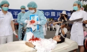 Драматизация на насилствено отнемане на органи в Китай от практикуващи Фалун Гонг, в Тайпе, Тайван, 23 април 2006 г. (Патрик Лин/AFP/Getty Images)