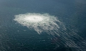 Газови мехурчета от изтичането на "Северен поток 2", които достигат повърхността на Балтийско море, показват смущение с диаметър над един километър близо до Борнхолм, Дания, на 27 септември 2022 г. (Командване на датската отбрана/Handout via Reuters)