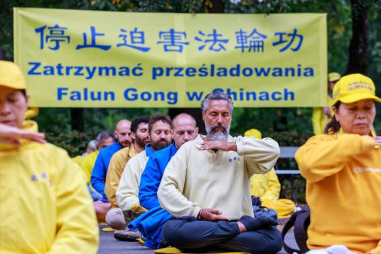 id5194233 gabriel georgiou falun gong poland parade meditation 1200x800 1