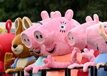 Героите на Peppa Pig по време на конкурса Platinum Pageant в Лондон, Англия, 5 юни 2022 г. (Leon Neal/WPA Pool/Getty Images)