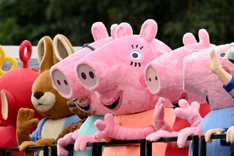 Героите на Peppa Pig по време на конкурса Platinum Pageant в Лондон, Англия, 5 юни 2022 г. (Leon Neal/WPA Pool/Getty Images)