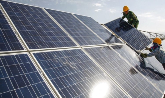 Работници монтират соларни панели