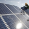 Работници монтират соларни панели