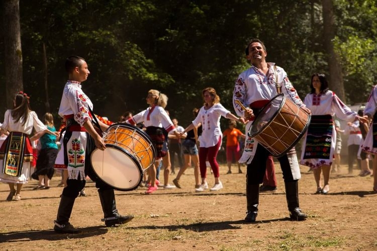 Венчавка по стар български обичай и народно веселие на фолклорния фестивал „Леденика“