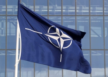 Флагът на НАТО в централата на Алианса преди срещата на министрите на отбраната на НАТО в Брюксел, 21 октомври 2021 г. (Pascal Rossignol/Reuters)