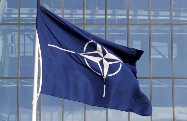 Флагът на НАТО в централата на Алианса преди срещата на министрите на отбраната на НАТО в Брюксел, 21 октомври 2021 г. (Pascal Rossignol/Reuters)