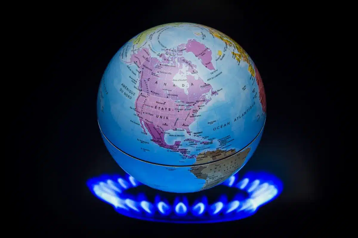 Малко земно кълбо над пламък, илюстриращо глобалното затопляне, по време на 21-вата сесия на Конференцията на страните по Рамковата конвенция на ООН за изменението на климата (COP21/CMP11), във Франция, на 4 ноември 2015 г. (Лайнъл Бонавентура/AFP/Getty Images)