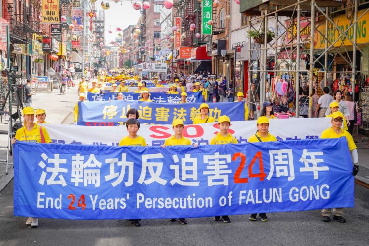 Фалун Дафа практикуващи участват в парад в китайския квартал на Ню Йорк на 15 юли 2023 г., по повод 24-та годишнина от започване на преследването на духовната дисциплина в Китай. (Дзинги Джан/The Epoch Times)