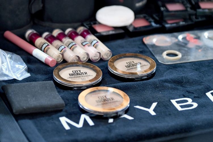 Реклама на червило с мъж предизвика гневни реакции срещу Maybelline 1 Реклама на червило с мъж предизвика гневни реакции срещу Maybelline